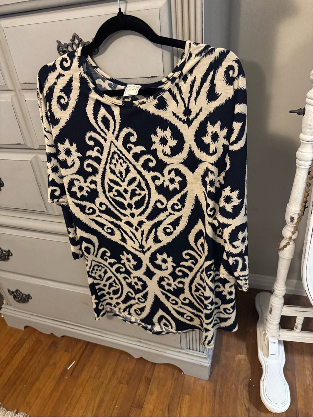 Hershe Navy and Cream Printed Top